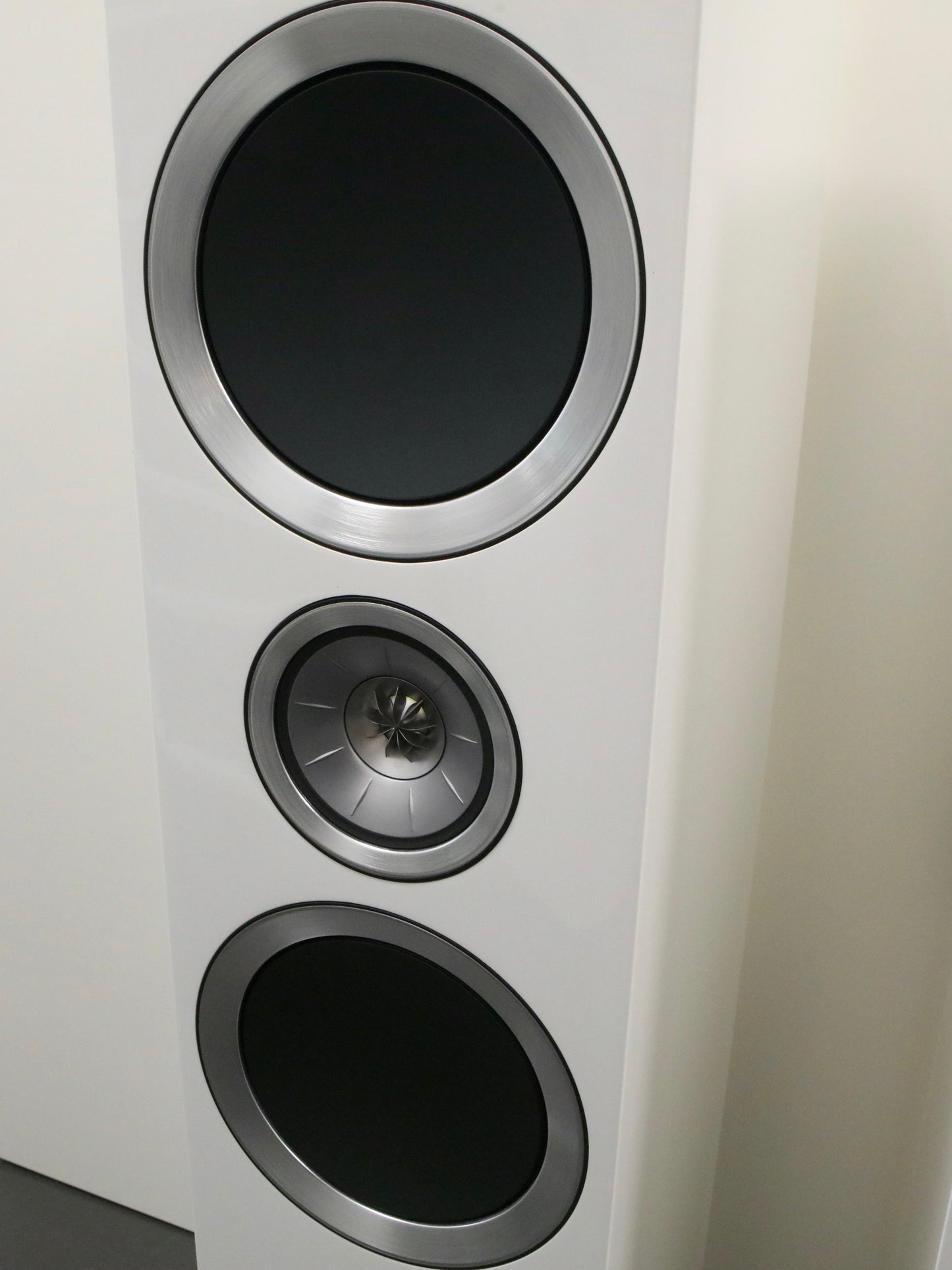 KEF R900 weiß High-End Standlautsprecher