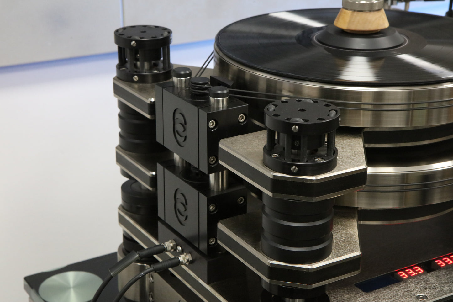 Kronos Audio Pro mit Black Beauty Tonarm Referenz-Plattenspieler